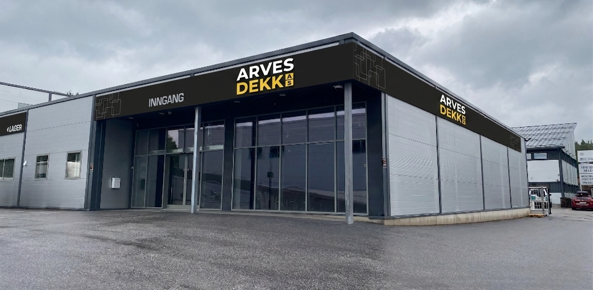 Arves Dekk AS — bygget på Tyrimyrveien 12 i Hønefoss med gul logo over inngangen