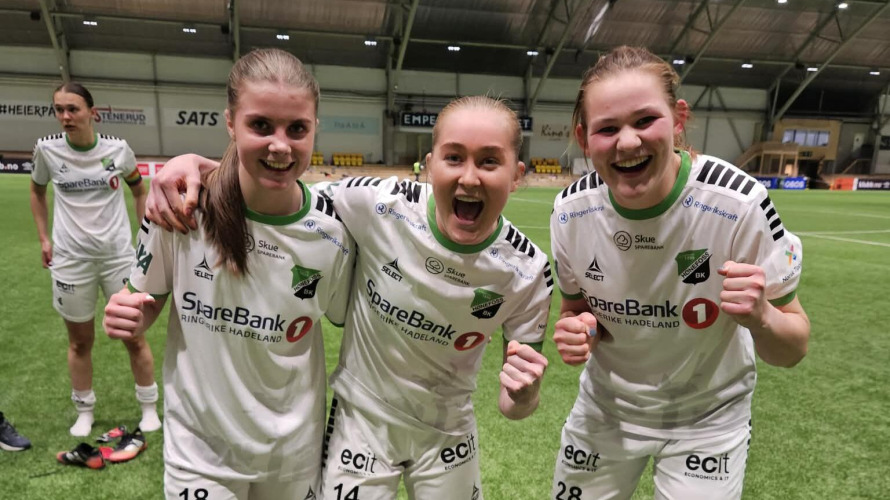 Hønefoss Ballklubb spillere som jubler
